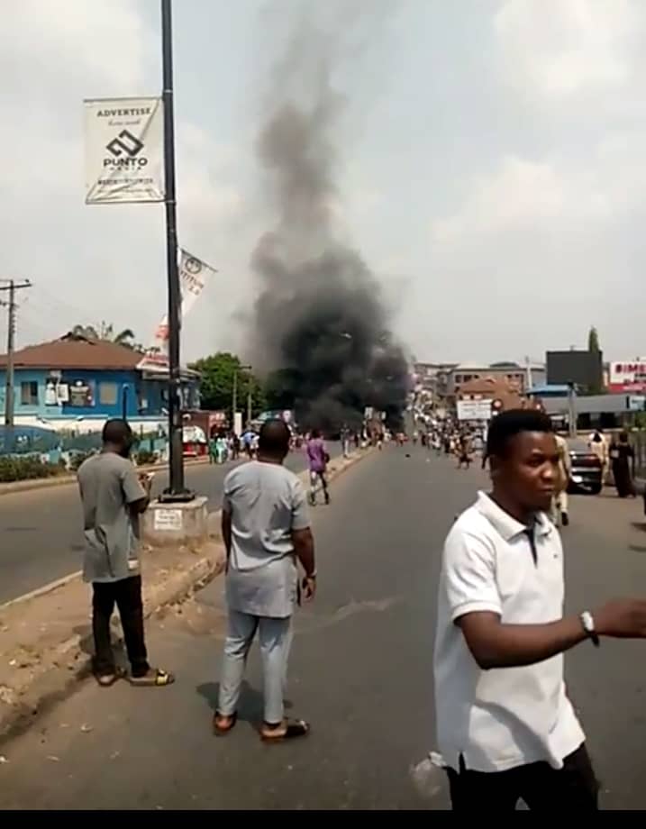Ibadan youths burn police post, attack banks in Friday protest against fuel, Naira scarcity