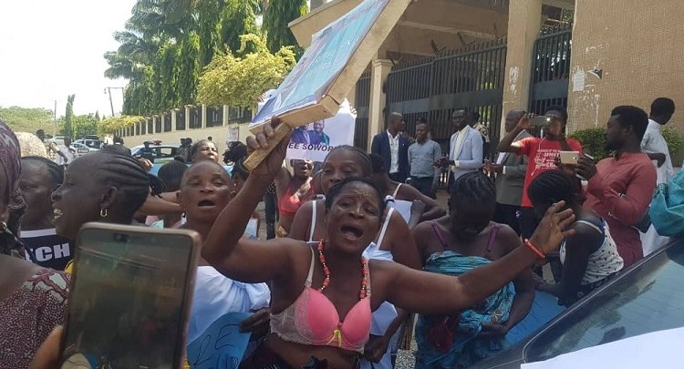 Naira scarcity: Protesters shut Lagos-Abeokuta Expressway