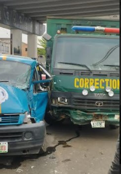 Vehicle conveying inmates injure commuters in Osun