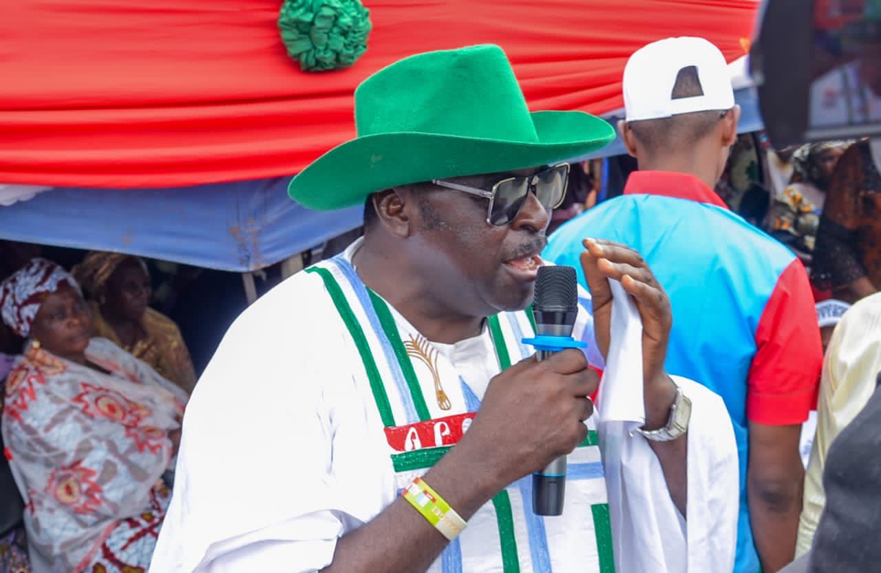 KOGI 2023: Massive defection hits PDP in Igalamela, as ex-federal lawmaker, Inah, women leaders, supporters dump party for APC