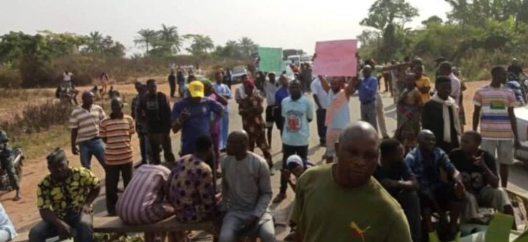 Protest rocks Ilu-Abo as residents block highway over kidnappings, police reinforce security